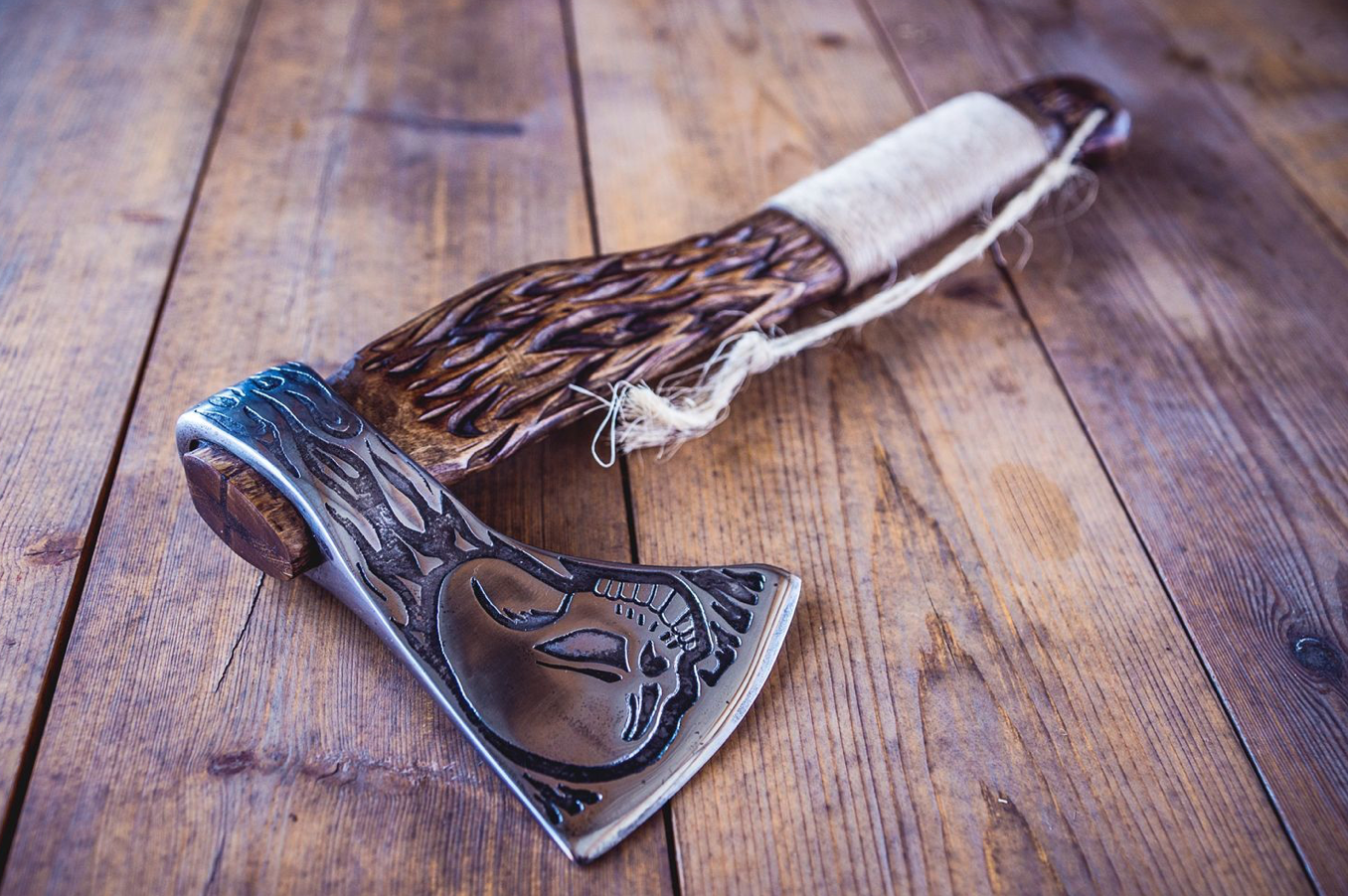 Engraved axe - SKULL