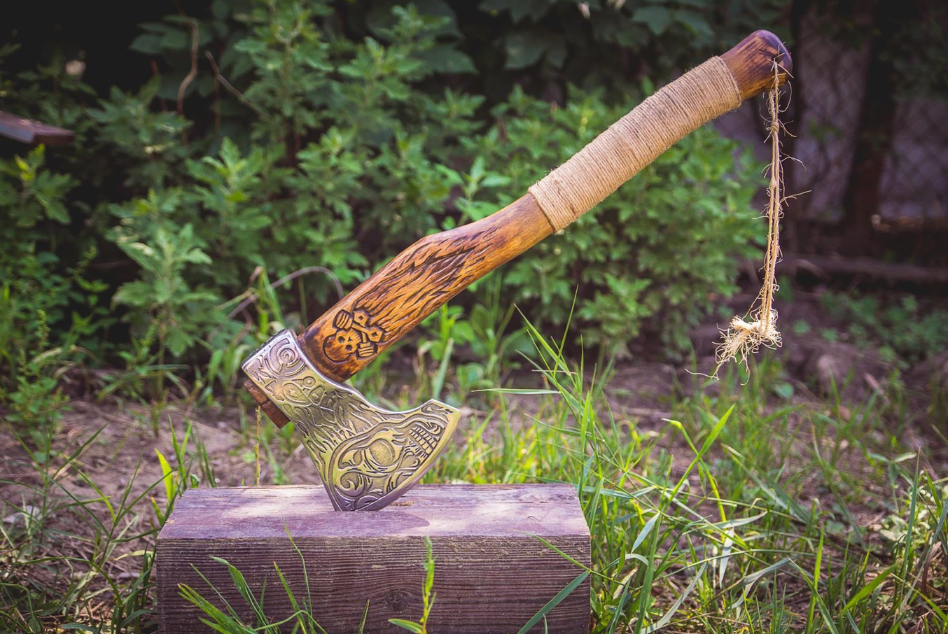 Engraved axe - SKULL