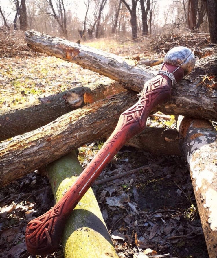 Two-handed scandinavian mace