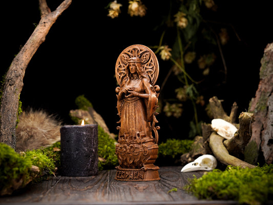 Oak Cerridwen Statue